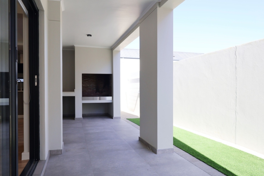 To Let 3 Bedroom Property for Rent in Lemoenkloof Western Cape